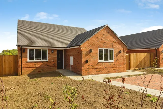 2 bedroom house — Eythrope Road, Stone, Aylesbury