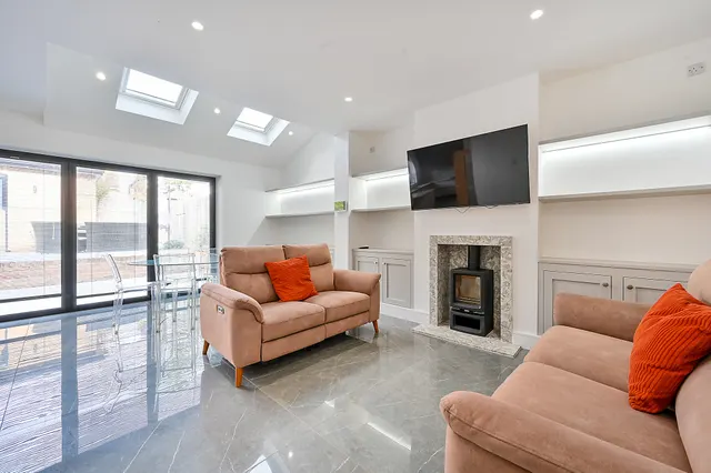 Photo 2 — 257 Raeburn Avenue, Surbiton