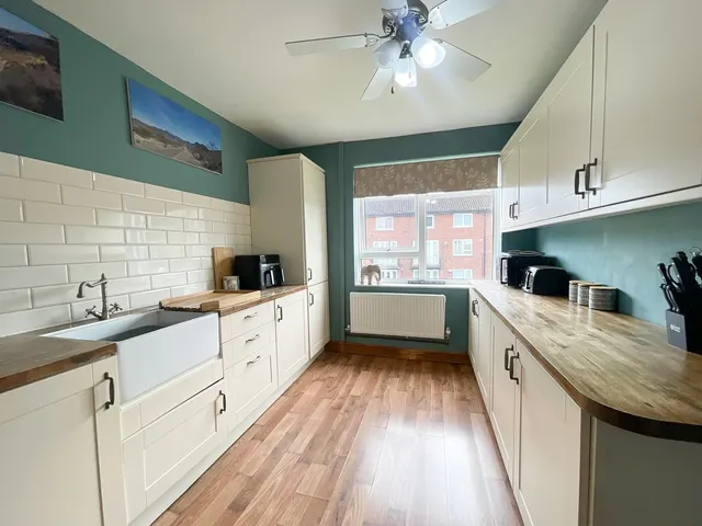 Oldham Drive, Bredbury, SK6, photo 2