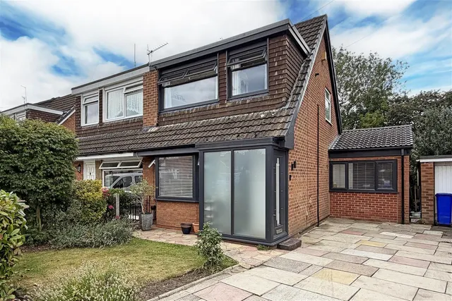 Amberwood Drive Baguley, Manchester M23 9NZ, photo 1