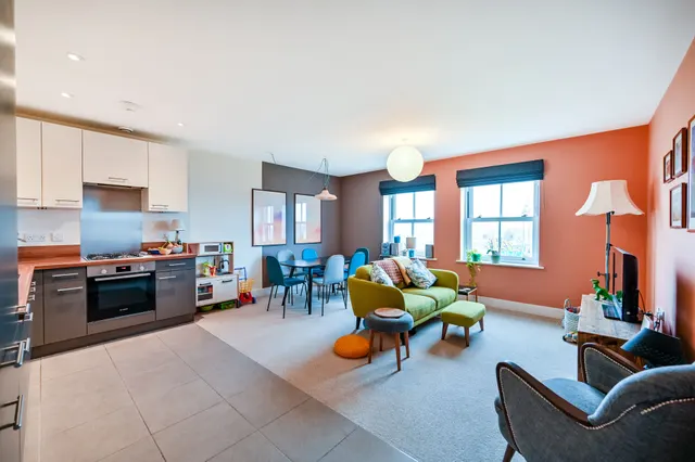 Photo 2 — Flat 7, Weare House, 19 Pondside Avenue, Worcester Park