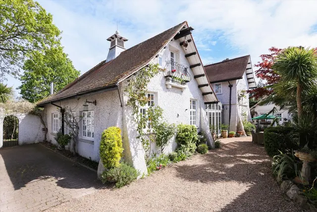 Oatlands Drive, Weybridge, KT13, photo 2