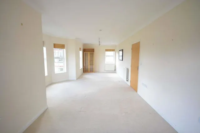 Horton Crescent, Epsom, KT19, photo 2