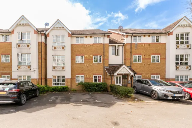 20 Newcombe Gardens, Hounslow, photo 1