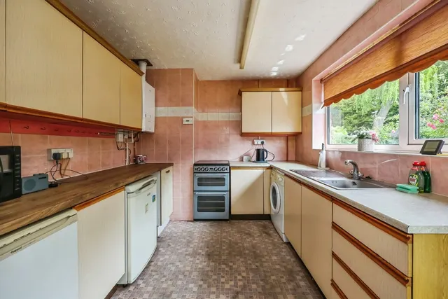 Photo 3 — Stanthorne Close, Silverdale, Nottingham, NG11