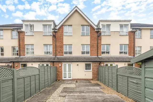 Harrow Close, Addlestone, KT15, photo 3