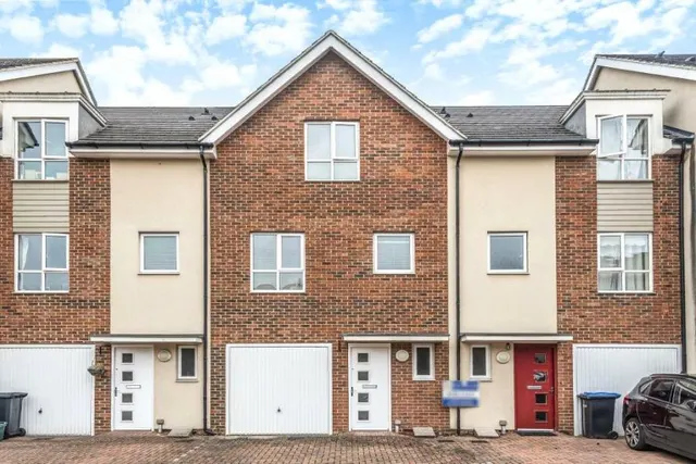 Harrow Close, Addlestone, KT15, photo 1