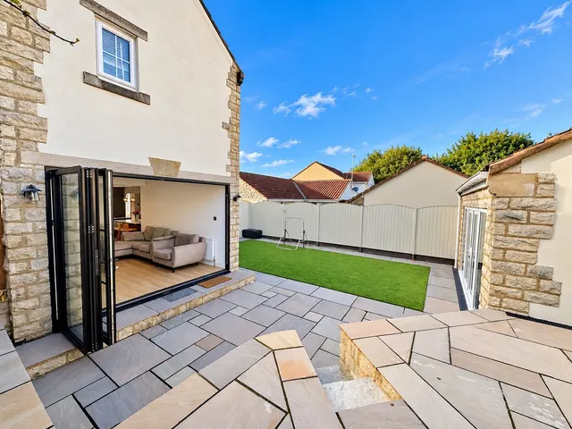 Lyndon Close, LS23, photo 2