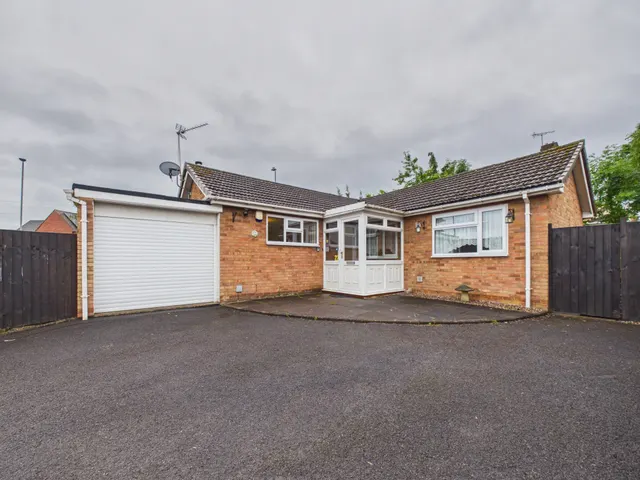 Sutton Close, Hinckley, LE10, photo 1