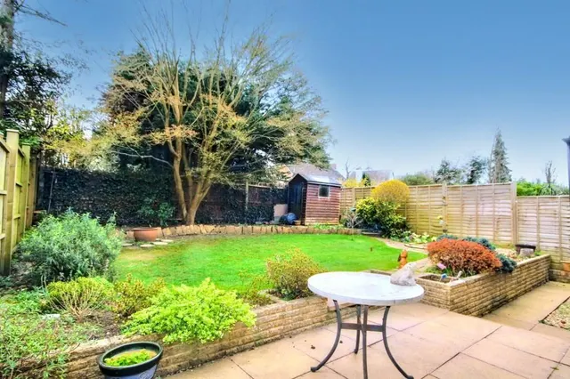 Ten Acres, Fetcham, KT22, photo 2