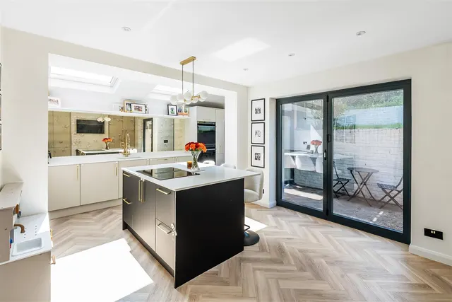 Vincent Lane, Dorking, RH4, photo 2