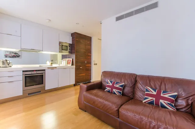 Photo 3 — 403 Ontario Tower, 4 Fairmont Avenue, London