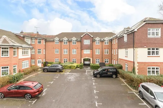 Brighton Road, Addlestone KT15 1PX, photo 1
