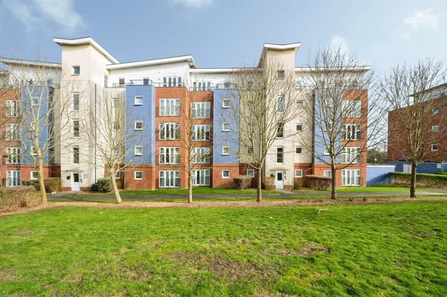 Alexander Square, Eastleigh, photo 1