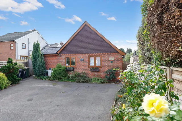 Warwick Road, Holmwood, RH5, photo 1