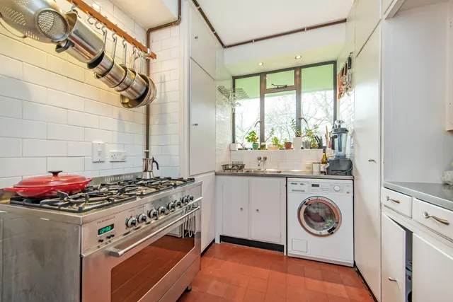 Photo 2 — Rosebery Avenue, Spa Green Estate, London, EC1R