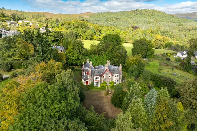 3 bedroom flat — Windsor Lodge, Strathpeffer, Highland, IV14 9DX