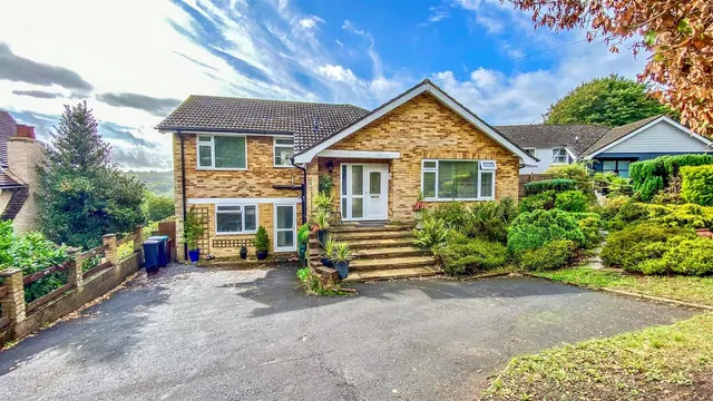 Burntwood Lane, Caterham, CR3, photo 1