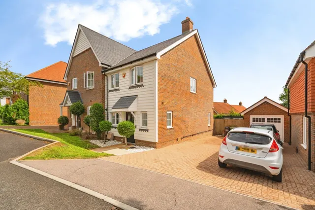 Kingfisher Drive, Crowborough, TN6, photo 1