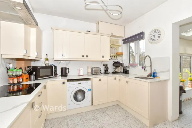 Raymoor Avenue, St Mary's Bay, TN29, photo 3