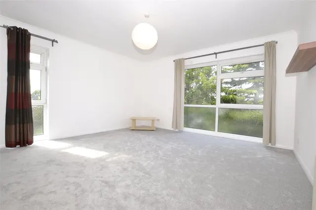 Woodcote Road, SM6, photo 2