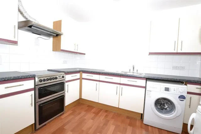 Woodcote Road, SM6, photo 3