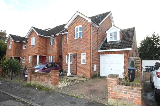 Kings Road, Egham, TW20, photo 2