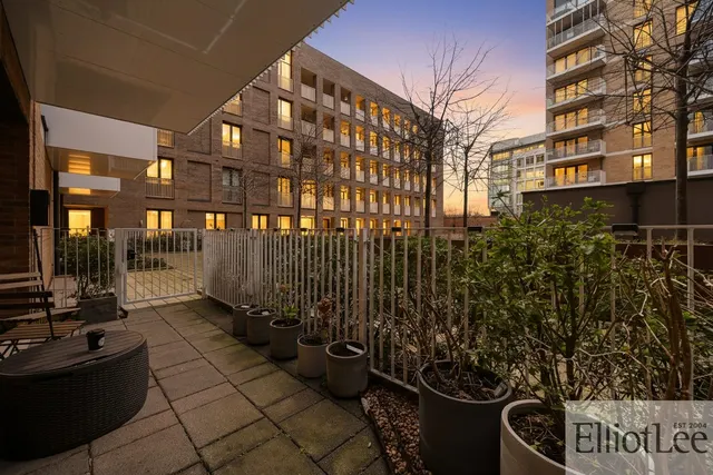 Lakeside Drive, Viscount House, NW10, photo 1