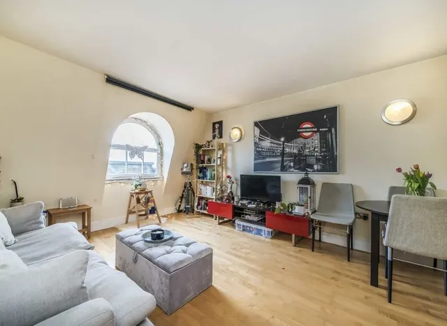Chiswick High Road, Chiswick, W4, photo 2