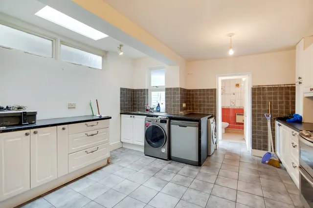 Photo 3 — 256 Hertford Road, Edmonton, London, N9 7HE
