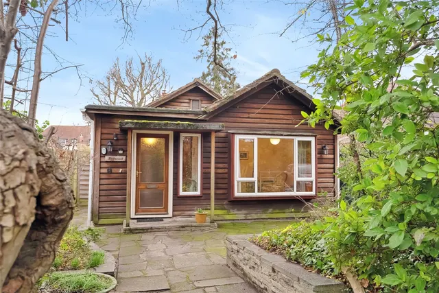 Old Farm Road, Hampton, TW12 3QT, photo 1