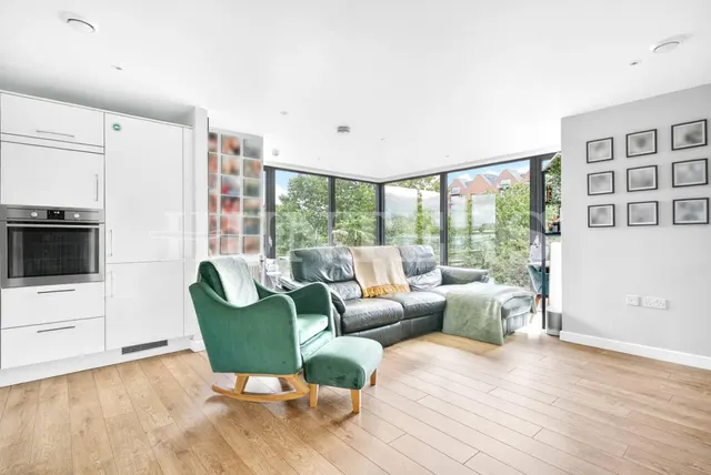 Lapwing Heights, London, N17, photo 1