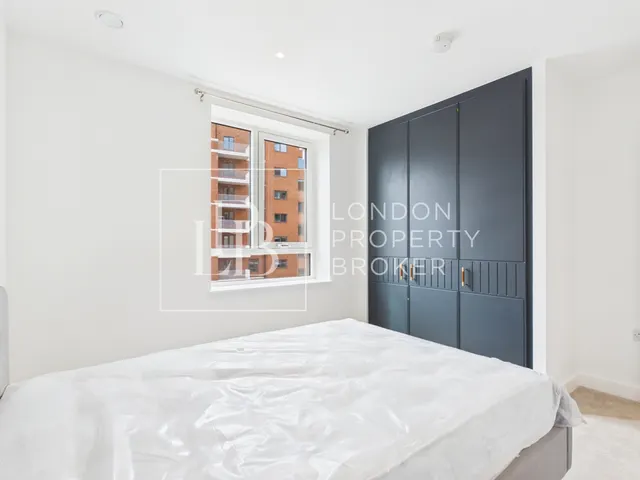 Langham Grove, London, SE28, photo 3