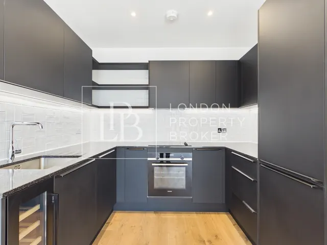 Langham Grove, London, SE28, photo 1