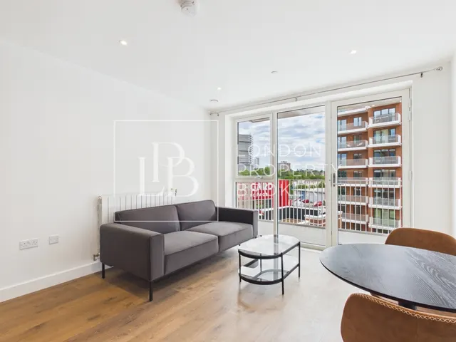 Langham Grove, London, SE28, photo 2