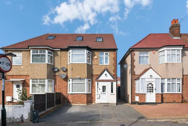Wood End Lane, Northolt, photo 1