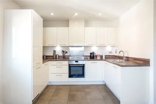 Scholars Place, Walton-on-Thames, KT12, photo 2