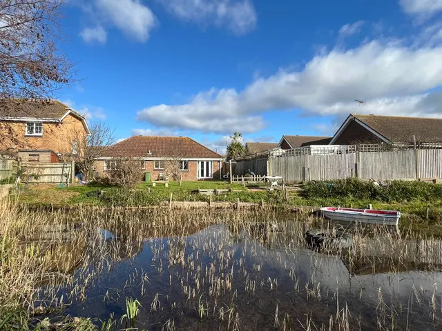Lodge Close, Middleton-On-Sea, PO22, photo 1