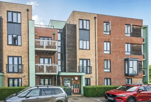 Aventine Avenue, Mitcham, CR4, photo 1