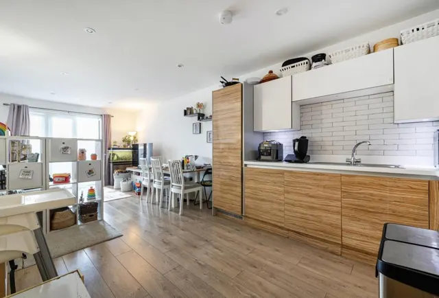 Aventine Avenue, Mitcham, CR4, photo 3