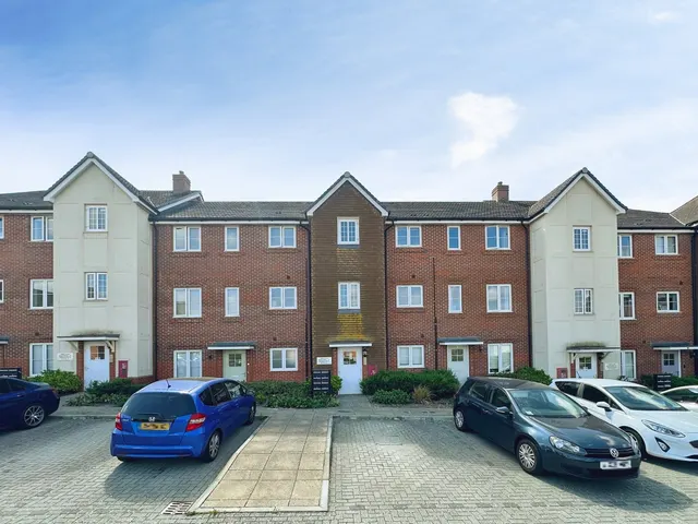 Jubilee Drive, Church Crookham, Fleet, Hampshire, GU52 8BQ, photo 1