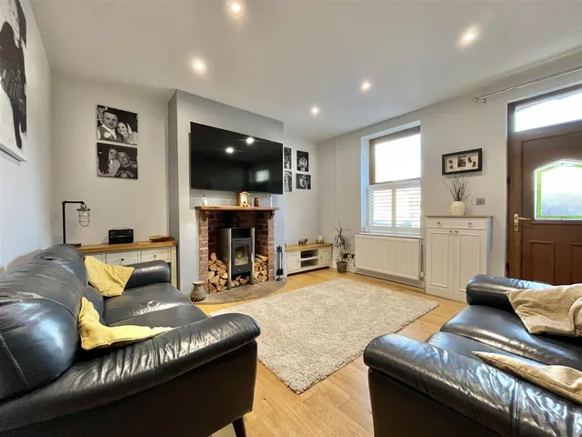 Park Road, Glossop, SK13, photo 2