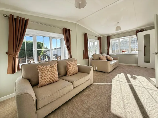 Brownfield Gardens, Maidenhead, Berkshire, SL6 2RL, photo 1
