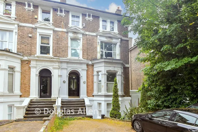 High Road, Buckhurst Hill, IG9, photo 1