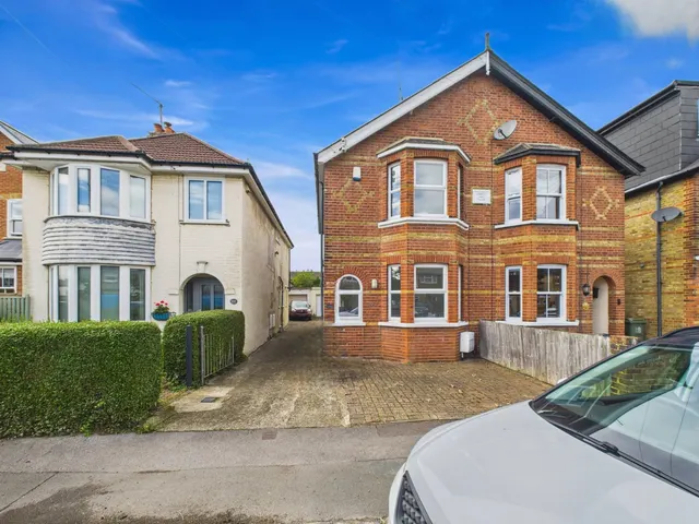 Albany Road, Old Windsor, SL4, photo 1