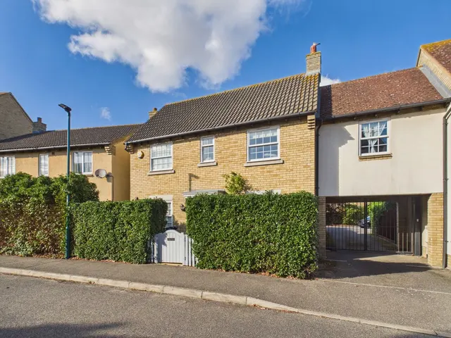 3 bedroom house, Apley Way, Lower Cambourne, CB23