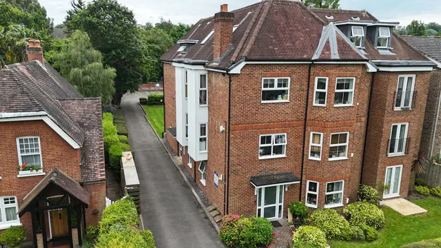 1 bedroom flat — Lovelace Gardens, Surbiton, KT6 6SD