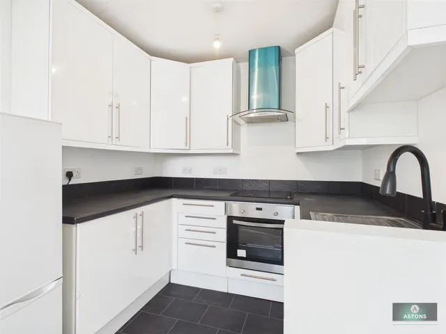 London Road, Lowfield Heath, photo 3