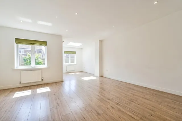 Jersey Close, Knaphill, GU21, photo 2
