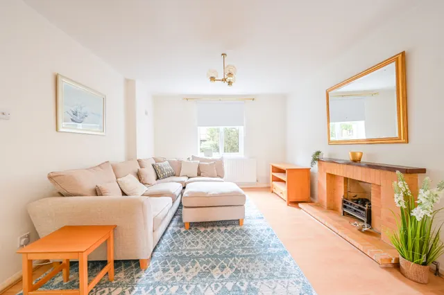 Photo 2 — 9 Wintergreen Close, London